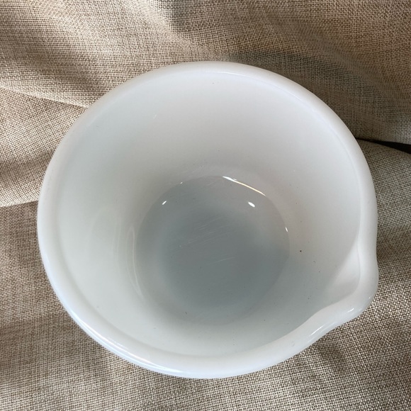 Vintage Glassbake White Milk Glass Mixing Bowl with Spout Made for Sunbeam 20 CJ - Picture 3 of 4